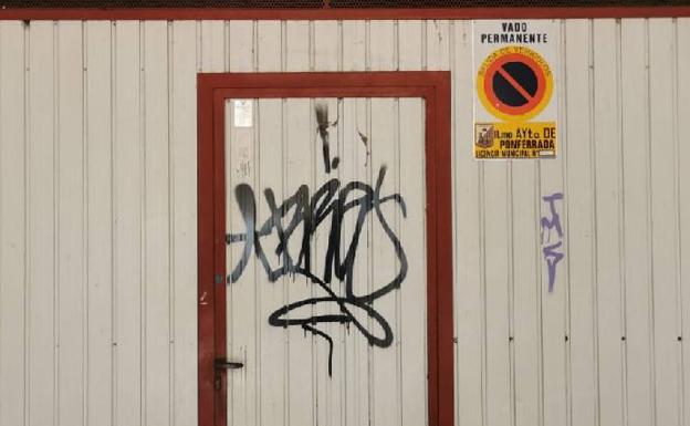 Identificados dos jóvenes como autores de varios grafitis en fachadas y muros de Ponferrada