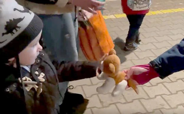 Así recibe Polonia a los refugiados: bocadillos, café y muñecos para los niños