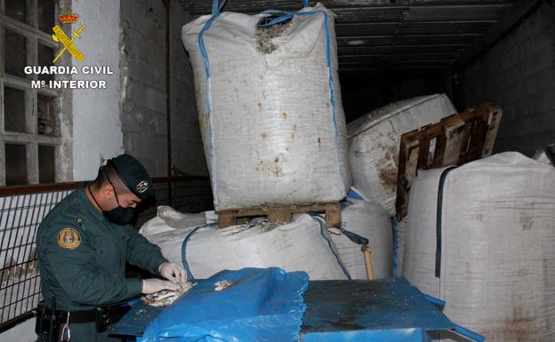 Tres investigados por almacenar 700 toneladas de residuos, la mitad en Igüeña, a través de falsas empresas