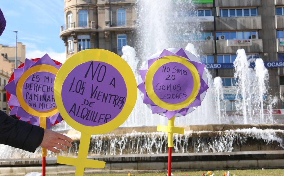 Flores feministas para «conmemorar, no celebrar»