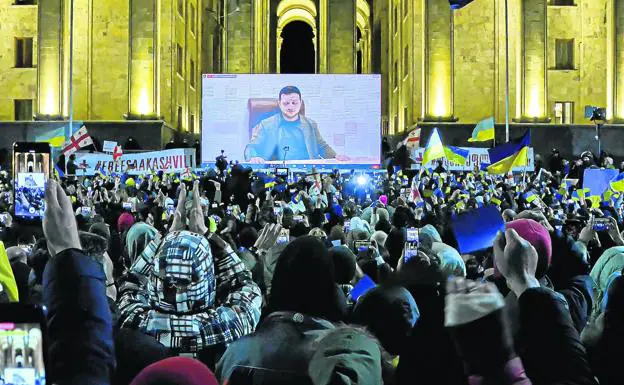 Apoyo europeo. Zelenski se dirige a los manifestantes concentrados en Tiflis (Georgia). /e. p.