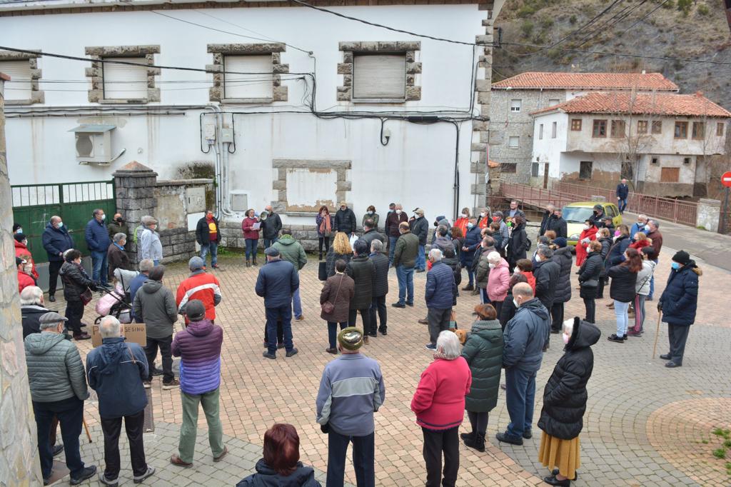 Ciñera protesta por el cierre anunciado de su única oficina bancaria