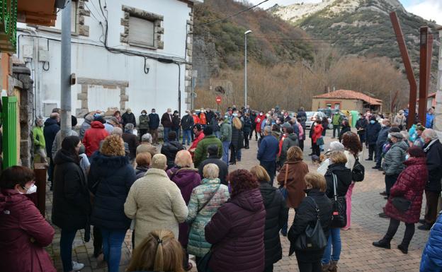 Un centenar de personas clama contra el cierre de la única sucursal bancaria de Ciñera, prevista para el 18 de marzo