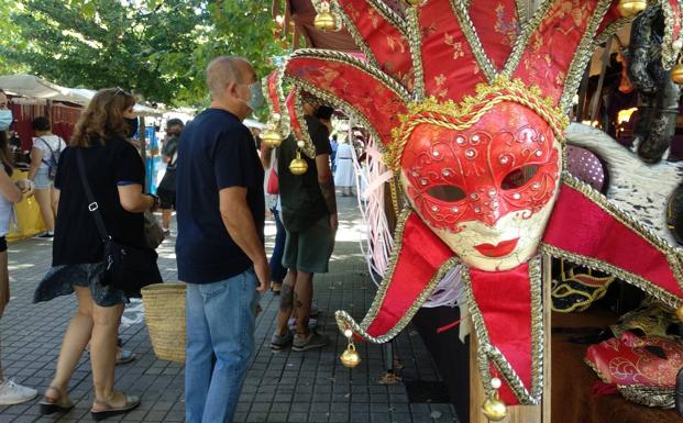 El mercado artesano y gastronómico de la Noche Templaria de Ponferrada se traslada al parque del río Sil