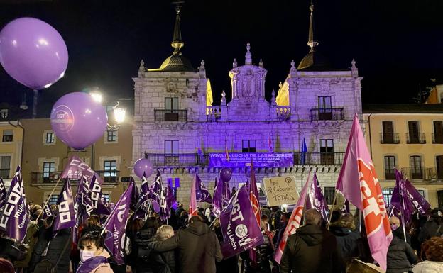 Ponferrada se ilumina de morado por un futuro de igualdad