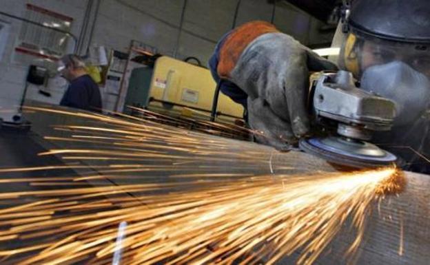 La producción industrial inicia el año en Castilla y León con una caída del 3,3% frente a la subida nacional del 4%