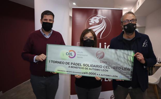 Cel y Red Lion entregan un cheque de mil euros a Austimo León