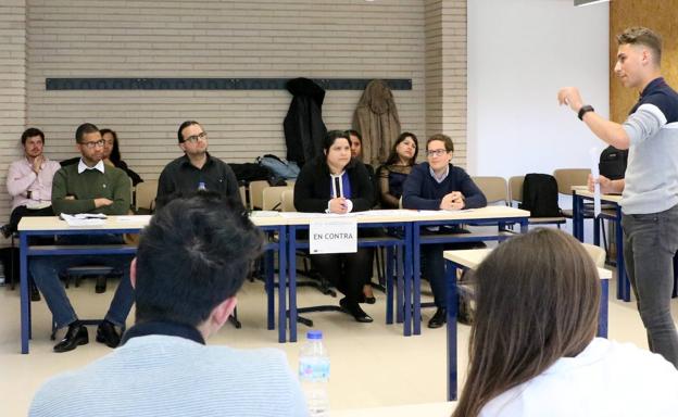 La liga de debate de la Ule aborda este curso la responsabilidad penal en menores de edad