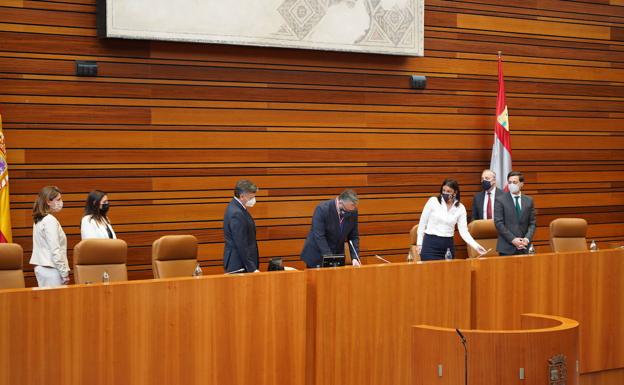 El leonés Diego Moreno, Rosa Esteban y Fátima Pinacho, secretarios de la Mesa de las Cortes