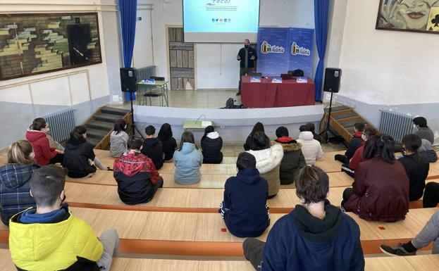 Alumnos del IES Vadinia de Cistierna participan en el programa de fomento del emprendimiento 'Empresa familiar en las aulas'