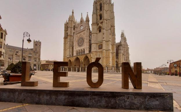 La calima cubre de arena roja del desierto a León