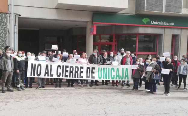 Sabero se moviliza para rechazar el cierre de la oficina de Unicaja en la zona