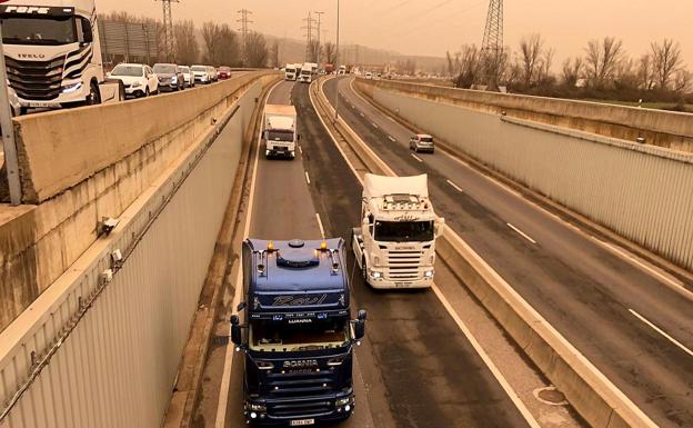 30 camioneros colapsan la ronda Este de León por un aumento de costes de «2.500 euros mensuales»