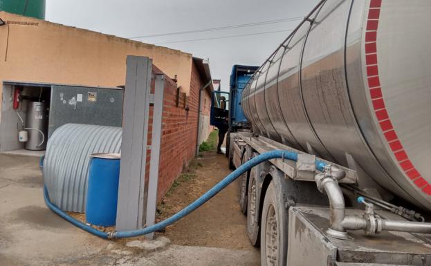 La industria recoge con normalidad la leche aunque muestra «preocupación» ante lo indefinido de la huelga