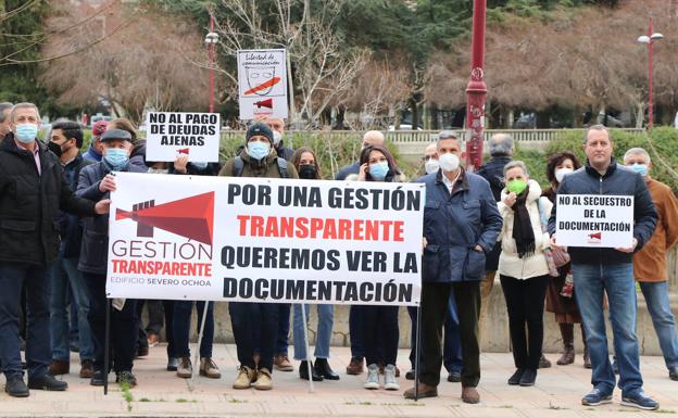 Una treintena de vecinos del Severo Ochoa se concentra frente a los juzgados para «defenderse» de su comunidad