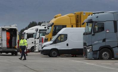 Un piquete de transportistas corta la autovía A-6 a su paso por Vega de Valcarce