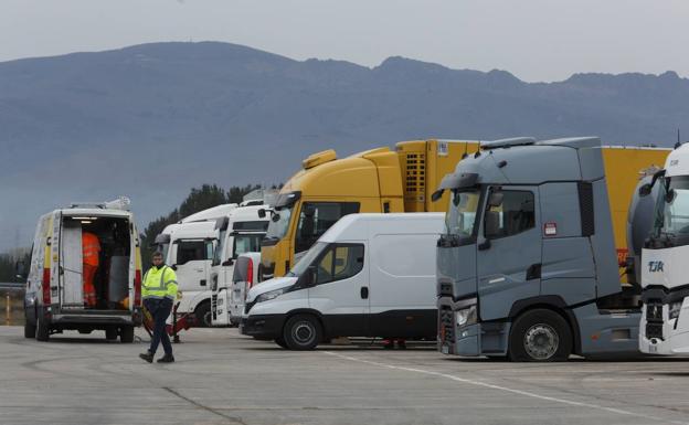 Un piquete de transportistas corta la autovía A-6 a su paso por Vega de Valcarce