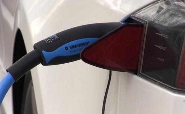 IU León rechaza la entrega a Iberdrola de la red de recarga de vehículos eléctricos y pide su municipalización