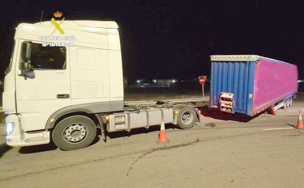 La Guardia Civil investiga a dos personas por causar daños a un camión durante las protestas en el transporte