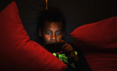 El abuso nocturno del móvil aumenta el fracaso escolar