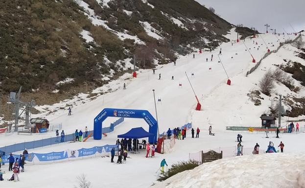 Las estaciones invernales leonesas reciben casi 6.000 esquiadores