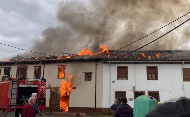 Un virulento incendio calcina dos viviendas en Grulleros y provoca grandes daños materiales