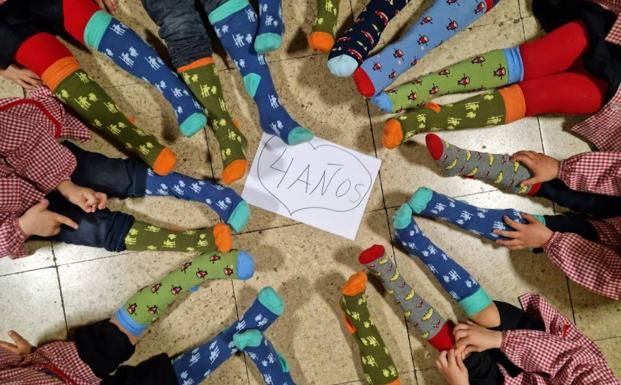 El Colegio Discípulas de Jesús se pone sus calcetines desparejados para celebrar el día del Síndrome de Down
