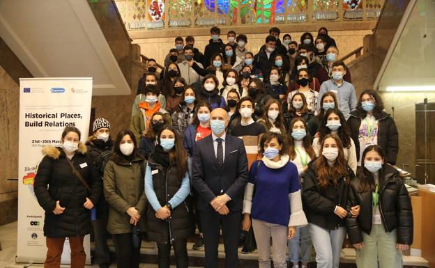 El Ayuntamiento de León recibe a medio centenar del programa Erasmus del IES Padre Isla