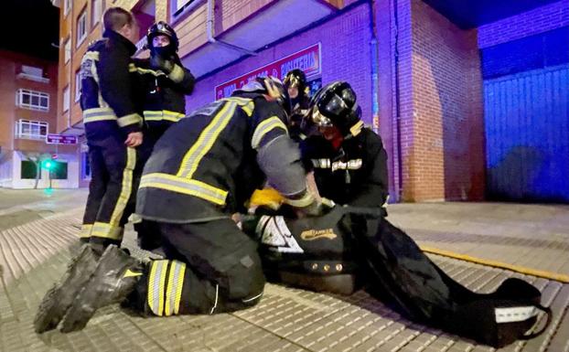 Una persona intoxicada en La Virgen tras declararse un incendio en el salón de su vivienda por una vela