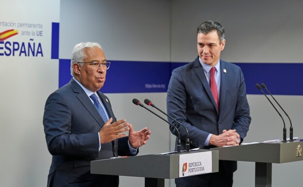 O Presidente do Governo espanhol Pedro Sánchez (d) e o Primeiro-Ministro de Portugal, António Costa, durante a conferência de imprensa que ofereceram hoje, sexta-feira, após a reunião do Conselho Europeu em Bruxelas. 