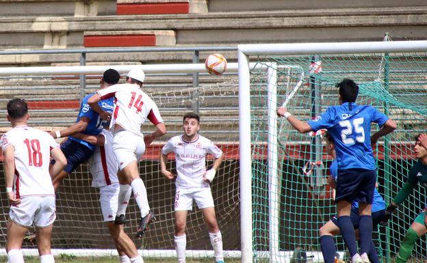 El balón parado deja en tablas un igualado encuentro entre Júpiter y Santa Marta