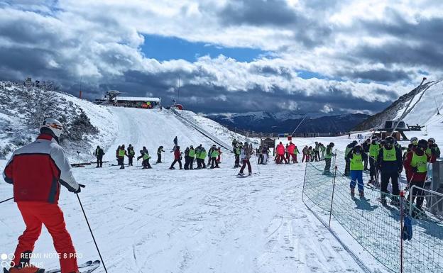 Las estaciones invernales leonesas reciben casi 4.500 esquiadores