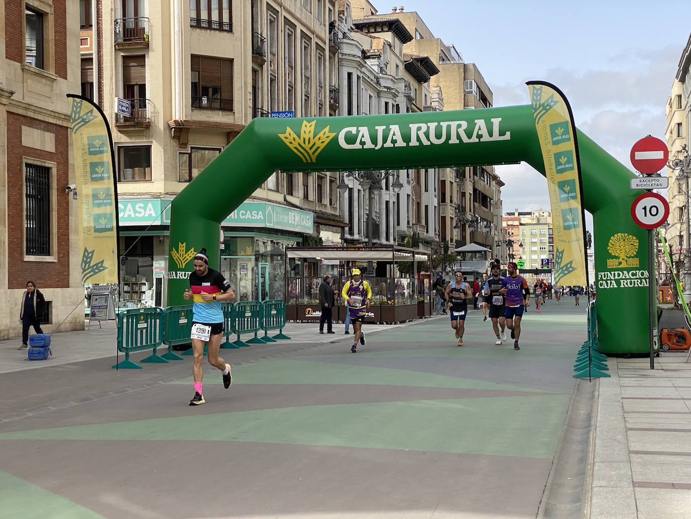 La media maratón de León a su paso por Ordoño II (I)