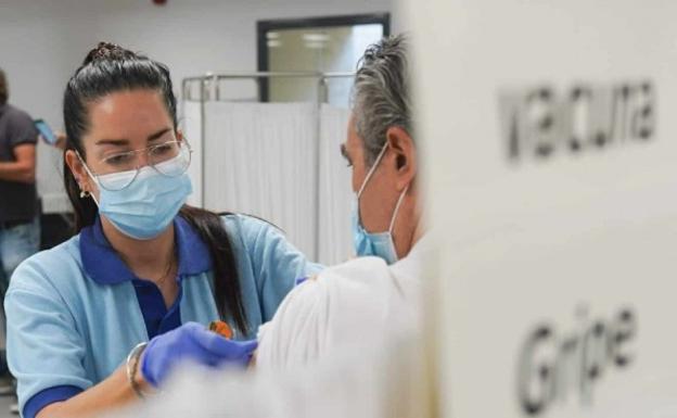 La 'gripalización' de la pandemia: sin test ni cuarentenas