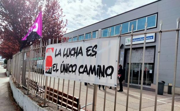 CGT protesta en Ponferrada por los «incumplimientos» de Teleperformance