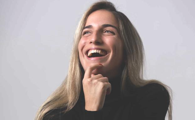 Ángela Solé, ganadora del primer premio en el certamen «Villablino por la igualdad»