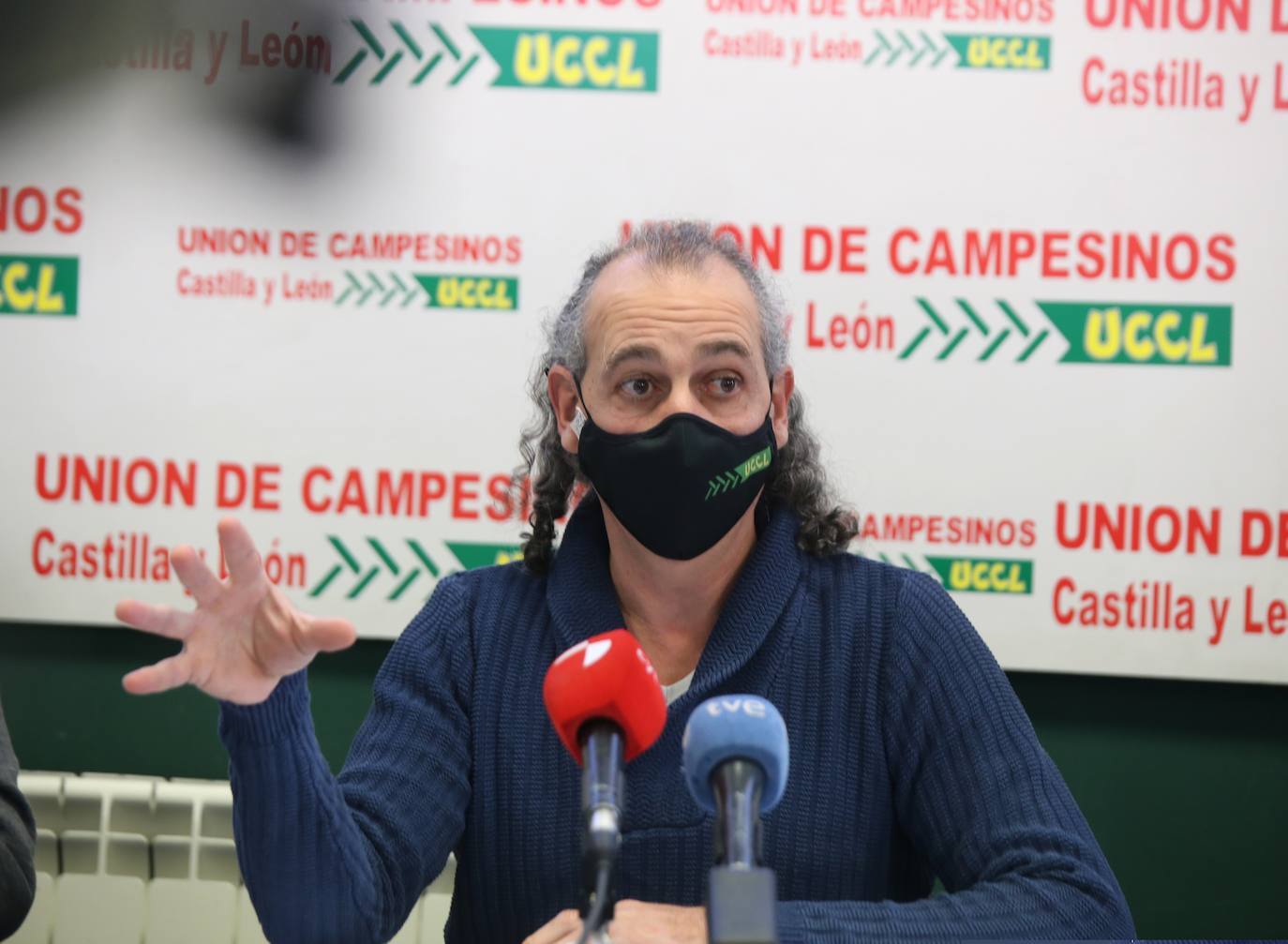 González Palacín indica que Dueñas conoce el campo, su problemática y a las opas, por lo que «tiene mucho camino andado»