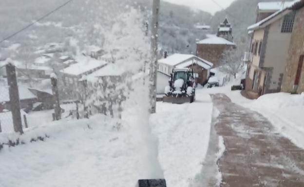 La montaña leonesa se prepara para nieves de hasta medio metro de espesor en Ferreras del Puerto