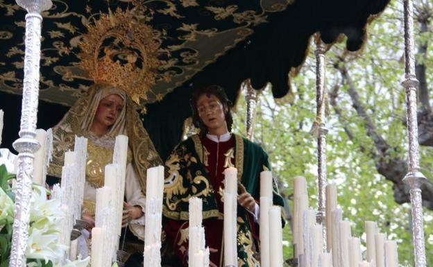 Las 'marías' miran al cielo para volver a la calle cinco años después de su última procesión