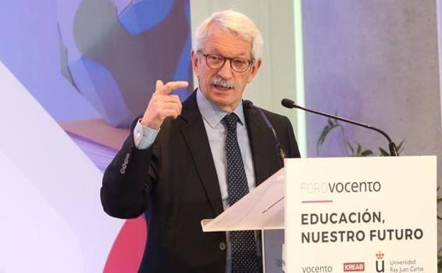 Alejandro Tiana: «En el sistema educativo español el problema no es con cuántas materias se aprueba»