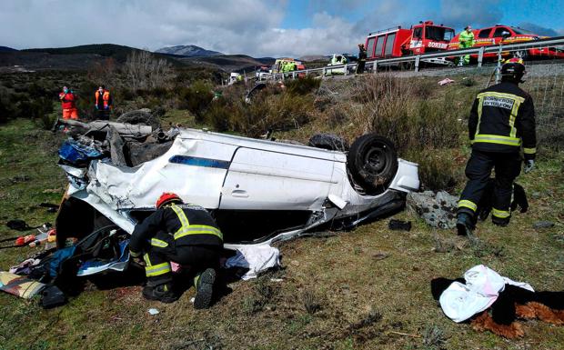 Una personas queda atrapada en un vehículo completamente volcado en Carrocera