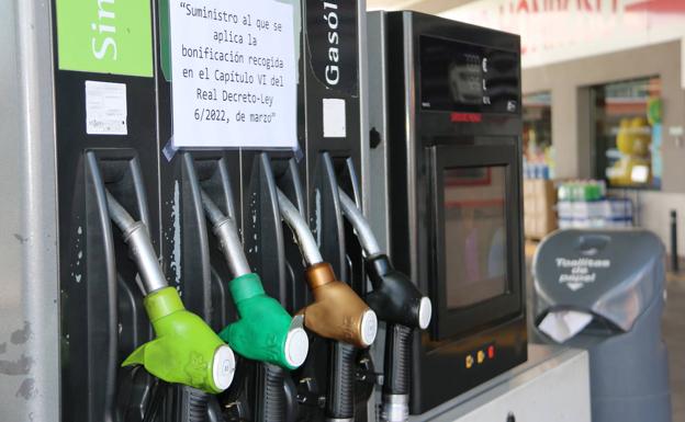 Sin aglomeraciones en las gasolineras de León vuelve a escucharse el «lleno, por favor»