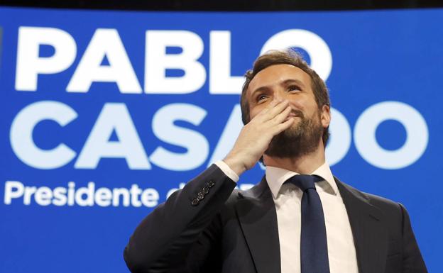 Casado deja todos sus cargos en una ceremonia de reconciliación