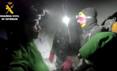 La Guardia Civil rescata en plena madrugada a dos montañeros enriscados en Peña Ubiña