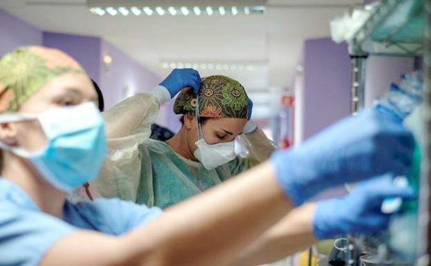 Las tasa de ocupación de las unidades de críticos con pacientes covid baja en los hospitales de León hasta el 5,26%