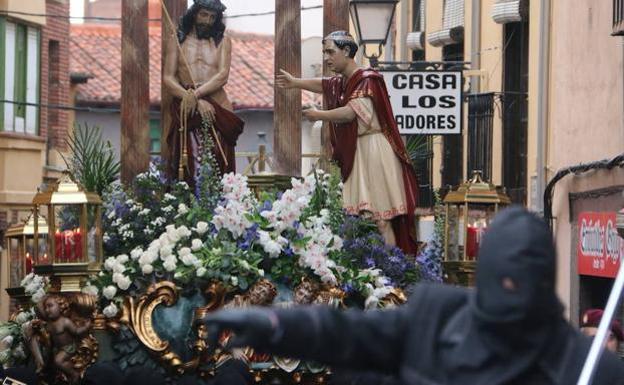 El Nazareno revoluciona Los Pasos con la Crucifixión, sin ensanche y un Encuentro diferente