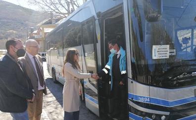 La Junta presenta el bono rural de transporte gratuito a la demanda en La Cabrera que dará servicio a 33 localidades