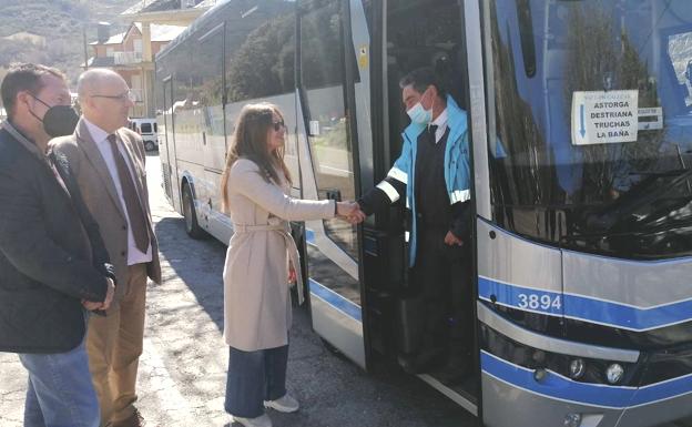 La Junta presenta el bono rural de transporte gratuito a la demanda en La Cabrera que dará servicio a 33 localidades