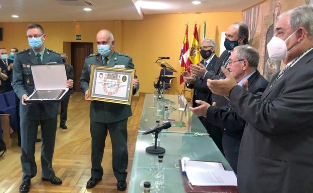 Los veterinarios cumplen con «una deuda» y reconocen el papel de la Guardia Civil de León