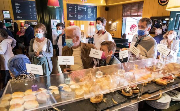 Las mascarillas dejarán de ser obligatorias en interiores el 20 de abril